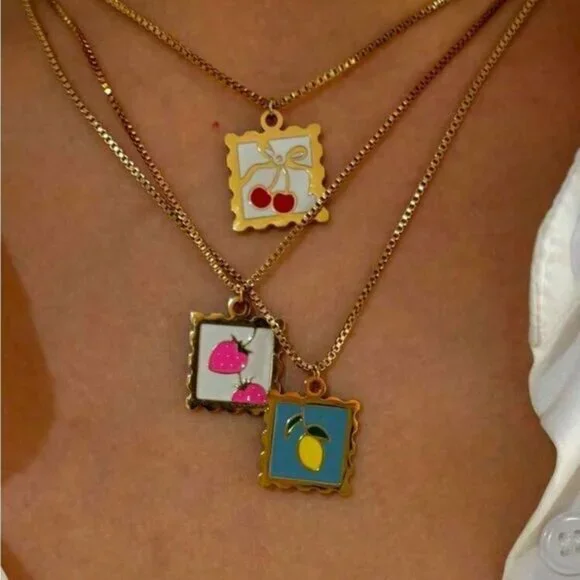 Strawberry Pendant Necklace Q70 - Picture 2 of 7